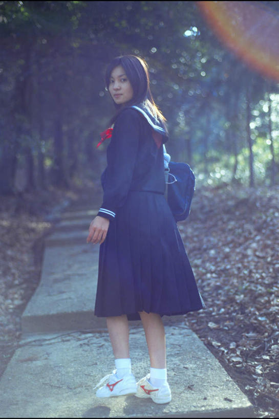 东方人,背,一个人,学生,站,笑,微笑,露齿笑,竖图,室外,白天,制服,森林,树林,植物,道路,路,亚洲,仅一个年轻女性,仅一个女性,仅一个人,服装,朦胧,模糊,包,书包,小路,交通,扭头,注视,黄种人,领巾,树,树木,背面,绿色,自然,背包,背着,观察,看,站着,转头,校服,乡间小路,生长,成长,观看,察看,关注,水手服,学生服,背负,年轻女性,女人,女性,亚洲人,站立,彩图,全身,领饰,女生校服,女子校服,日本校服,水兵服,双肩包
