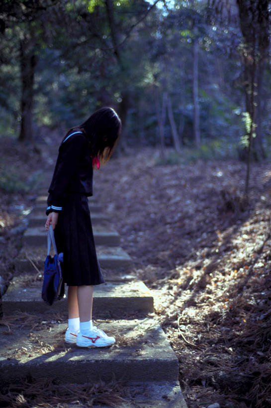 东方人,一个人,学生,站,竖图,室外,白天,侧面,制服,森林,树林,植物,道路,路,亚洲,仅一个年轻女性,仅一个女性,仅一个人,握,阴影,服装,光线,包,书包,影子,小路,交通,拿,拿着,注视,黄种人,领巾,树,树木,绿色,阳光,自然,背包,低头,观察,看,站着,校服,握着,乡间小路,生长,成长,观看,单肩包,察看,关注,水手服,学生服,垂头,年轻女性,女人,女性,亚洲人,站立,彩图,全身,领饰,女生校服,女子校服,日本校服,水兵服