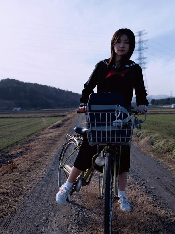 东方人,一个人,学生,坐,竖图,室外,白天,正面,制服,草地,草坪,石头,森林,山,山脉,树林,植物,自行车,亚洲,仅一个年轻女性,仅一个女性,仅一个人,握,阴影,服装,电力,光线,钢材,包,电缆,电线,石子,书包,影子,支架,山顶,山峰,云,云朵,山峦,云彩,注视,黄种人,领巾,电塔,车,脚踏车,草,树,树木,蓝色,绿色,白云,蓝天,天空,阳光,自然,背包,交通工具,群山,天,观察,看,校服,握着,生长,能源,晴朗,成长,观看,支撑,单肩包,资源,察看,关注,载具,供电设备,水手服,沉积岩,高压电塔,高压输电线,学生服,高压电线塔,高压塔,颠峰,极峰,水成岩,年轻女性,女人,女性,亚洲人,石块,岩石,晴空,坐着,彩图,全身,领饰,女生校服,女子校服,日本校服,水兵服