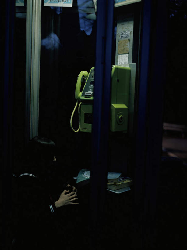 东方人,一个人,学生,坐,打电话,竖图,室外,夜晚,正面,制服,失败,植物,电话,亚洲,仅一个年轻女性,仅一个女性,仅一个人,服装,沮丧,朦胧,模糊,注视,黄种人,通讯设备,领巾,电话亭,树,树木,绿色,自然,话筒,观察,看,难受,校服,电话线,无奈,生长,成长,观看,失望,悲伤,察看,固定电话,伤心,难过,关注,失落,水手服,颓废,学生服,挫败,受挫,落败,落空,错过,失足,失意,失策,失算,颓丧,衰颓,悲哀,懊丧,颓靡,气馁,丧气,败北,挫折,交流,失利,年轻女性,女人,女性,亚洲人,电话机,沟通,通话,坐着,半身,彩图,领饰,女生校服,女子校服,日本校服,水兵服