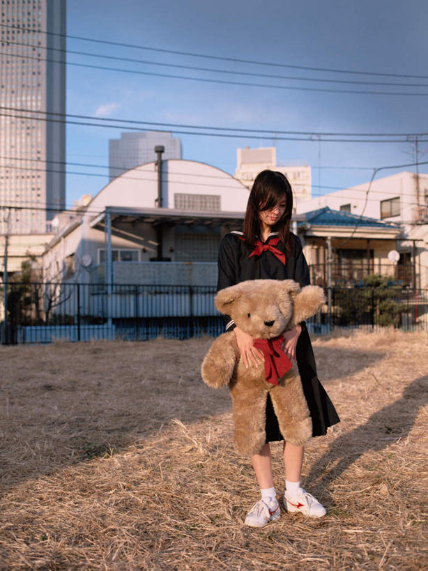 东方人,一个人,学生,高楼大厦,站,抱,竖图,室外,白天,正面,制服,游戏,办公楼,大厦,建筑,摩天大楼,写字楼,熊,玩具,亚洲,仅一个年轻女性,仅一个女性,仅一个人,阴影,服装,电力,光线,电线,玩偶,线,影子,泰迪熊,电能,玩,线路,注视,黄种人,娱乐,领巾,蓝色,蓝天,天空,阳光,玩具熊,楼宇,天,低头,观察,看,站着,休闲,校服,商务楼,益智,毛绒玩具,晴朗,抱着,观看,电,电源,电源线,安慰,察看,搂着,发泄,关注,消遣,能量,水手服,学生服,万里无云,宣泄,罗斯福熊,垂头,年轻女性,女人,女性,亚洲人,晴空,晴空万里,搂,搂抱,玩耍,嬉戏,站立,彩图,全身,大楼,高层建筑,高楼,摩天楼,领饰,女生校服,女子校服,日本校服,水兵服