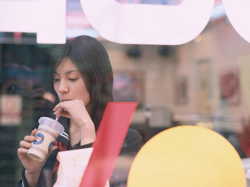 咖啡,东方人,一个人,学生,坐,横图,室内,白天,正面,制服,幸福,窗户,落地窗,杯子,亚洲,仅一个年轻女性,仅一个女性,仅一个人,喝,握,服装,朦胧,模糊,塑料,拿,拿着,注视,黄种人,娱乐,领巾,玻璃窗,饮料,塑料制品,吸管,纸制品,观察,看,享受,休闲,温馨,校服,放松,乐趣,握着,观看,纸杯,察看,空心,提神,舒适,关注,一次性杯子,咖啡店,醒脑,咖啡屋,水手服,学生服,软饮料,饮管,年轻女性,女人,女性,亚洲人,坐着,半身,彩图,咖啡馆,领饰,女生校服,女子校服,日本校服,水兵服,圆柱状