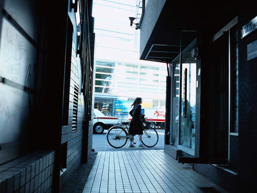 东方人,一个人,学生,家,走,推,横图,室外,白天,侧面,制服,道路,路,公路,自行车,亚洲,仅一个年轻女性,仅一个女性,仅一个人,握,服装,房屋,屋子,公寓,交通,注视,黄种人,领巾,洋房,楼房,住宅,车,脚踏车,交通工具,观察,看,校服,握着,观看,察看,关注,载具,水手服,学生服,年轻女性,女人,女性,亚洲人,马路,步行,散步,走路,彩图,全身,房子,领饰,女生校服,女子校服,日本校服,水兵服