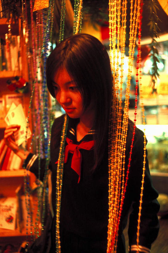 东方人,一个人,学生,图书馆,站,竖图,室内,白天,正面,制服,书籍,亚洲,仅一个年轻女性,仅一个女性,仅一个人,一排,阴影,服装,朦胧,模糊,整齐,装饰,并列,并排,光线,影子,灯光,注视,黄种人,领巾,排列,帘子,书柜,观察,看,站着,校服,遮阳,书橱,观看,华丽,修饰,点缀,察看,队列,关注,平行,水手服,浏览室,学生服,衬托,美观,雅致,雅观,年轻女性,女人,女性,亚洲人,书,图书,站立,半身,彩图,书库,图书库,领饰,女生校服,女子校服,日本校服,水兵服,阅览室