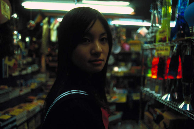 东方人,一个人,学生,图书馆,站,笑,微笑,横图,室内,白天,侧面,制服,书籍,照明,亚洲,仅一个年轻女性,仅一个女性,仅一个人,一排,阴影,服装,朦胧,模糊,整齐,并列,并排,光线,影子,灯光,扭头,注视,黄种人,领巾,顶灯,灯,排列,灯具,书柜,观察,看,站着,转头,校服,书橱,观看,照亮,察看,照明设备,队列,关注,平行,水手服,浏览室,学生服,年轻女性,女人,女性,亚洲人,书,图书,站立,半身,彩图,书库,图书库,领饰,女生校服,女子校服,日本校服,水兵服,阅览室