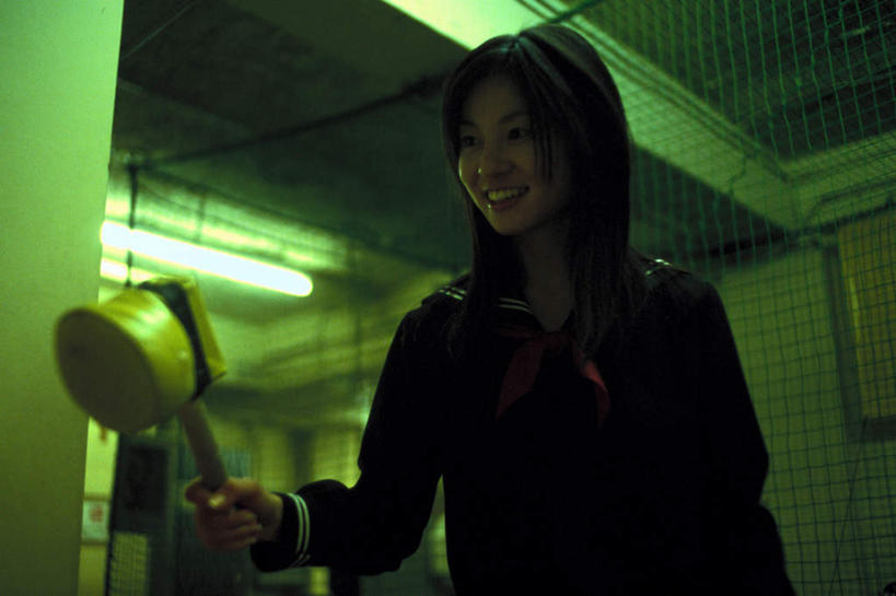 东方人,一个人,学生,站,笑,微笑,露齿笑,横图,室内,白天,正面,制服,游戏,玩具,照明,亚洲,仅一个年轻女性,仅一个女性,仅一个人,握,阴影,服装,朦胧,模糊,光线,锤子,影子,灯光,拿,玩,拿着,注视,黄种人,娱乐,领巾,顶灯,灯,灯具,观察,看,站着,休闲,校服,益智,握着,观看,活动,照亮,察看,照明设备,发泄,关注,消遣,智力,水手服,学生服,宣泄,年轻女性,女人,女性,亚洲人,玩耍,嬉戏,站立,半身,彩图,领饰,女生校服,女子校服,日本校服,水兵服