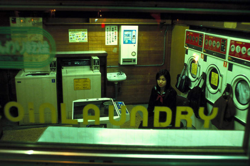 东方人,一个人,学生,商店,站,横图,俯视,室内,夜晚,制服,购物,消费,窗户,落地窗,亚洲,仅一个年轻女性,仅一个女性,仅一个人,一排,吊挂,悬挂,服装,整齐,英文,包,标志,电器,书包,文字,字符,字母,挂,注视,黄种人,标识,领巾,商铺,玻璃窗,排列,黄色,背包,观察,看,站着,校服,金融,洗衣机,观看,英文字母,单肩包,察看,家电,家用电器,队列,关注,选购,贸易,水手服,学生服,血拼,市肆,商号,年轻女性,女人,女性,亚洲人,清洗,洗涤,站立,半身,彩图,高角度拍摄,店铺,领饰,女生校服,女子校服,日本校服,水兵服