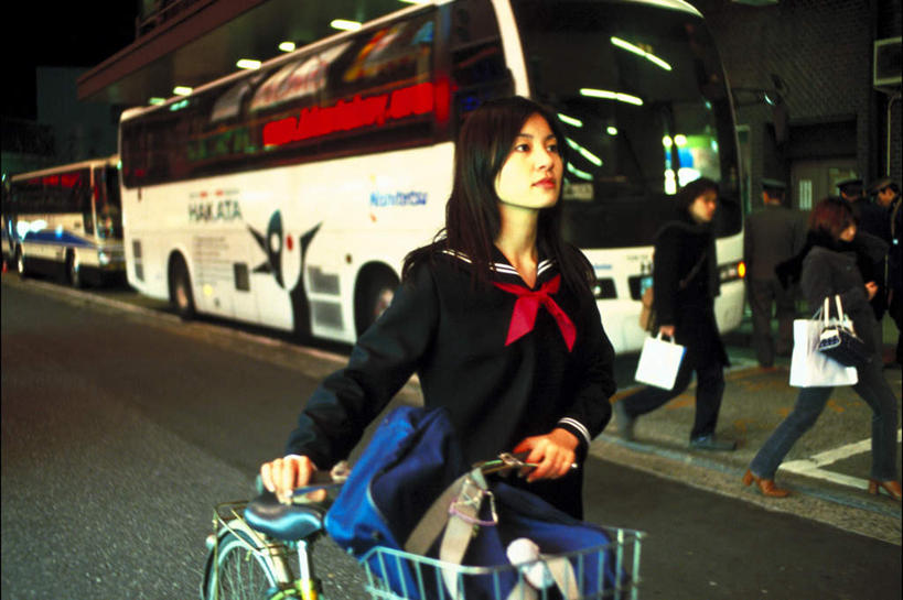 东方人,学生,走,推,横图,室外,夜晚,正面,制服,购物,消费,道路,路,公路,公共汽车,自行车,袋子,亚洲,行人,游客,游人,握,服装,包,包装袋,手提袋,书包,巴士,购物袋,公交车,交通,许多人,拿,拿着,注视,休闲装,黄种人,领巾,路人,旅客,车,脚踏车,衣服,背包,交通工具,观察,看,一群人,休闲,校服,休闲服,握着,金融,服饰,观看,单肩包,察看,购买,关注,载具,贸易,水手服,学生服,过客,男人,男性,年轻男性,年轻女性,女人,女性,亚洲人,马路,步行,散步,走路,半身,彩图,领饰,女生校服,女子校服,日本校服,水兵服