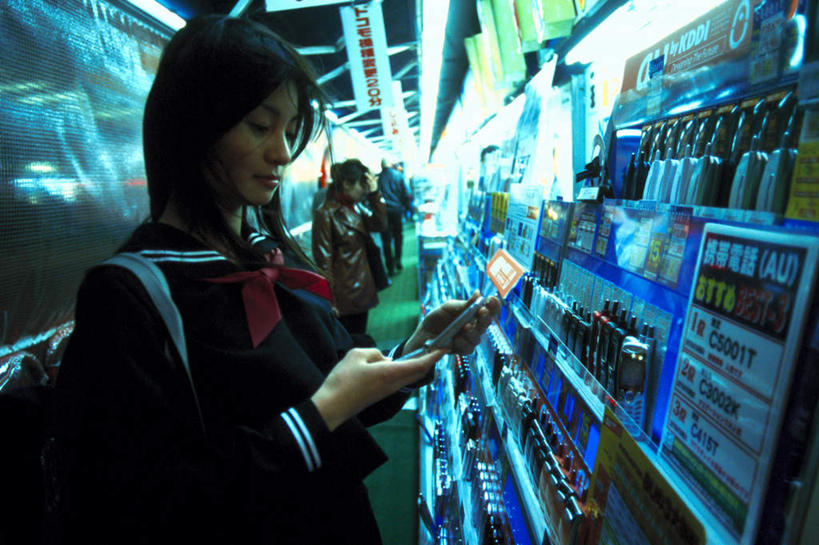 东方人,一个人,学生,商店,站,打电话,横图,室外,夜晚,侧面,制服,购物,阅读,消费,报纸,杂志,电话,手机,亚洲,仅一个年轻女性,仅一个女性,仅一个人,握,学习,阴影,服装,朦胧,模糊,光线,信息,影子,灯光,拿,拿着,注视,黄种人,通讯设备,领巾,商铺,货架,架子,观察,看,站着,校服,读书,浏览,握着,金融,观看,新闻,察看,关注,陈列架,选购,贸易,水手服,学生服,血拼,超市货架,市肆,商号,交流,年轻女性,女人,女性,亚洲人,沟通,通话,站立,半身,彩图,店铺,领饰,女生校服,女子校服,日本校服,水兵服,报刊