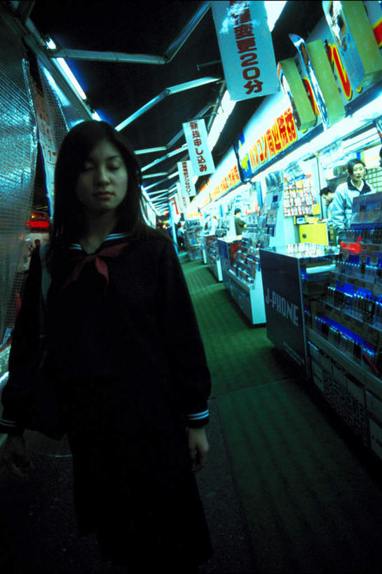 东方人,一个人,学生,商店,走,竖图,室外,夜晚,正面,制服,购物,阅读,消费,报纸,杂志,亚洲,仅一个年轻女性,仅一个女性,仅一个人,学习,阴影,服装,朦胧,模糊,光线,信息,影子,灯光,注视,黄种人,领巾,商铺,货架,架子,观察,看,校服,读书,浏览,金融,观看,新闻,察看,关注,陈列架,选购,贸易,水手服,学生服,血拼,超市货架,市肆,商号,年轻女性,女人,女性,亚洲人,步行,散步,走路,半身,彩图,店铺,领饰,女生校服,女子校服,日本校服,水兵服,报刊