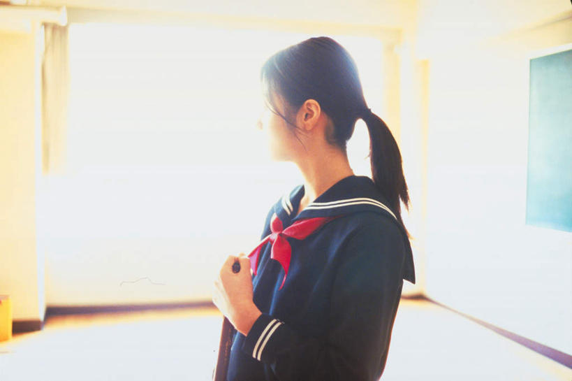 东方人,一个人,学生,学校,站,横图,室内,白天,侧面,制服,窗户,地板,亚洲,仅一个年轻女性,仅一个女性,仅一个人,握,阴影,服装,反射,工具,影子,墙,地面,拿,拿着,扭头,注视,黄种人,领巾,校园,木地板,拖把,玻璃窗,墙壁,墙面,黑板,观察,看,清洁,站着,转头,教室,校服,教学,握着,观看,察看,卫生,关注,保洁,水手服,学生服,耐磨,教学黑板,年轻女性,女人,女性,亚洲人,站立,半身,彩图,领饰,女生校服,女子校服,日本校服,水兵服