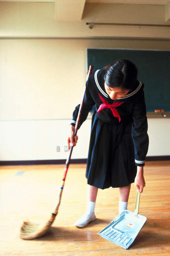 东方人,一个人,学生,学校,站,竖图,室内,白天,仰视,制服,地板,亚洲,仅一个年轻女性,仅一个女性,仅一个人,弯腰,握,阴影,服装,反射,工具,影子,墙,地面,拿,拿着,注视,黄种人,领巾,校园,木地板,拖把,墙壁,墙面,畚箕,黑板,观察,看,清洁,站着,教室,校服,教学,握着,簸箕,打扫,观看,察看,卫生,关注,保洁,清扫,水手服,学生服,弯身,耐磨,扫除,教学黑板,年轻女性,女人,女性,亚洲人,站立,彩图,低角度拍摄,全身,领饰,女生校服,女子校服,日本校服,水兵服