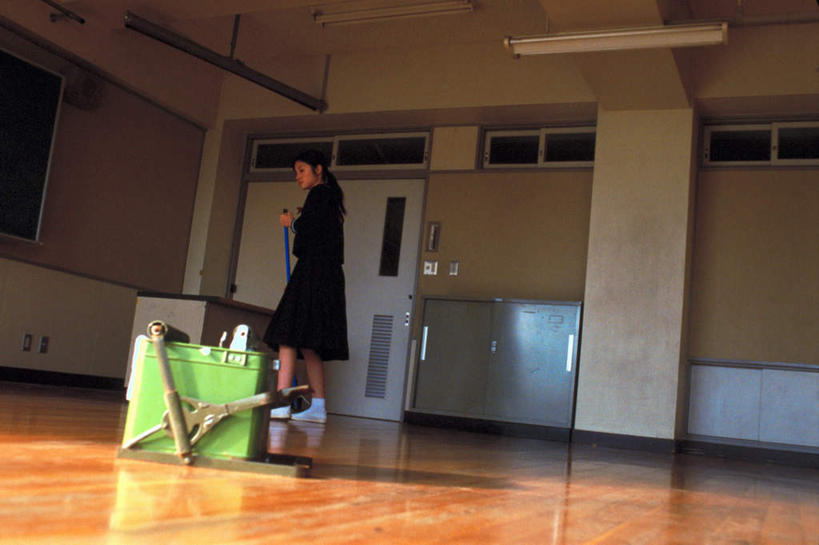 东方人,一个人,学生,学校,站,横图,室内,白天,仰视,制服,窗户,地板,门,亚洲,仅一个年轻女性,仅一个女性,仅一个人,握,阴影,服装,反射,工具,影子,墙,地面,拿,拿着,注视,黄种人,领巾,校园,木地板,拖把,玻璃窗,墙壁,墙面,黑板,门框,观察,看,清洁,站着,教室,校服,教学,握着,打扫,观看,察看,卫生,关注,保洁,清扫,水手服,学生服,耐磨,扫除,教学黑板,年轻女性,女人,女性,亚洲人,站立,彩图,低角度拍摄,全身,领饰,女生校服,女子校服,日本校服,水兵服