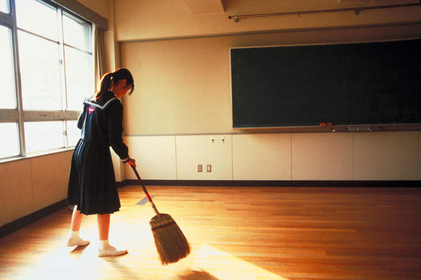 东方人,一个人,学生,学校,站,横图,室内,白天,制服,窗帘,床,地板,亚洲,仅一个年轻女性,仅一个女性,仅一个人,握,阴影,服装,装饰,反射,工具,影子,墙,双人床,床单,地面,拿,拿着,注视,黄种人,被子,领巾,校园,木地板,拖把,墙壁,墙面,背面,帘子,黑板,观察,看,清洁,站着,教室,校服,遮阳,教学,握着,打扫,观看,华丽,修饰,点缀,察看,卫生,被单,关注,保洁,清扫,水手服,学生服,衬托,美观,雅致,雅观,耐磨,扫除,教学黑板,年轻女性,女人,女性,亚洲人,站立,彩图,全身,领饰,女生校服,女子校服,日本校服,水兵服