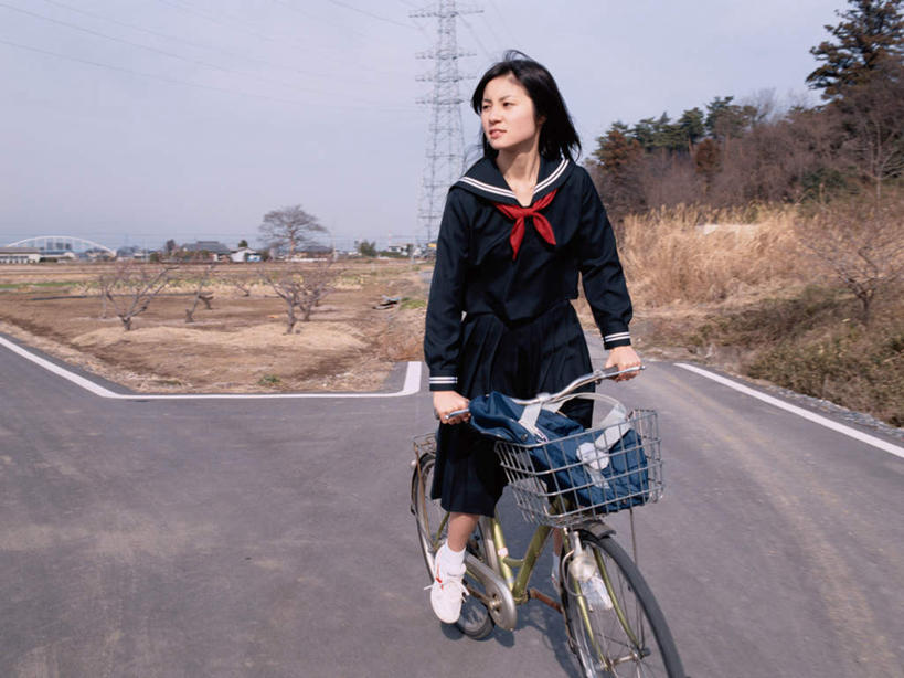 东方人,一个人,学生,坐,横图,室外,白天,正面,制服,植物,道路,路,自行车,亚洲,仅一个年轻女性,仅一个女性,仅一个人,握,阴影,服装,枯萎,电力,光线,包,电线,书包,线,影子,云,云朵,小路,枯草,电能,交通,线路,云彩,扭头,注视,黄种人,领巾,车,脚踏车,草,树,树木,黄色,蓝色,绿色,白云,蓝天,天空,阳光,自然,背包,交通工具,天,观察,看,转头,骑车,校服,握着,生长,晴朗,成长,观看,电,电源,电源线,单肩包,察看,关注,载具,能量,水手服,学生服,年轻女性,女人,女性,亚洲人,晴空,坐着,彩图,全身,领饰,女生校服,女子校服,日本校服,水兵服