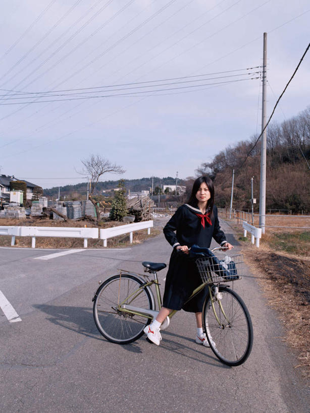 东方人,一个人,学生,站,竖图,室外,白天,正面,制服,植物,道路,路,自行车,亚洲,仅一个年轻女性,仅一个女性,仅一个人,握,阴影,服装,枯萎,电力,光线,包,电线,书包,线,影子,云,云朵,小路,枯草,电能,交通,线路,云彩,注视,黄种人,领巾,车,脚踏车,草,树,树木,黄色,蓝色,绿色,白云,蓝天,天空,阳光,自然,背包,交通工具,天,观察,看,站着,校服,握着,生长,晴朗,成长,观看,电,电源,电源线,单肩包,察看,关注,载具,能量,水手服,学生服,年轻女性,女人,女性,亚洲人,晴空,站立,彩图,全身,领饰,女生校服,女子校服,日本校服,水兵服