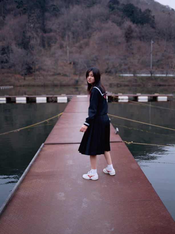 东方人,一个人,学生,码头,站,竖图,室外,白天,侧面,制服,湖,湖泊,森林,树林,水,植物,港口,亚洲,仅一个年轻女性,仅一个女性,仅一个人,服装,湖面,水流,水面,扭头,注视,黄种人,领巾,树,树木,绿色,倒影,自然,湖水,观察,看,站着,转头,校服,生长,成长,观看,察看,倒映,关注,水手服,学生服,反照,年轻女性,女人,女性,亚洲人,站立,彩图,全身,摆渡口,埠头,渡口,渡头,港湾,海港,货运码头,口岸,商港,领饰,女生校服,女子校服,日本校服,水兵服