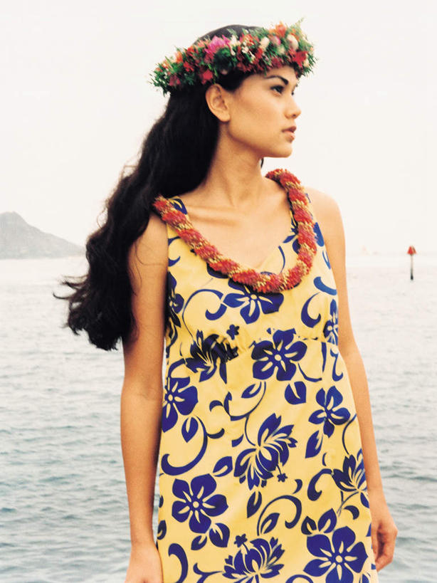 东方人,一个人,跳舞者,站,竖图,室内,白天,正面,裙子,海浪,海洋,石头,山,山脉,亚洲,仅一个年轻女性,仅一个女性,仅一个人,连衣裙,服装,装饰,盛开,花环,石子,浪花,山峰,山峦,花蕾,扭头,注视,黄种人,花,花瓣,花朵,鲜花,衣服,海水,群山,花苞,花蕊,观察,看,站着,转头,服饰,观看,华丽,修饰,点缀,察看,衣着,穿着,关注,海景,沉积岩,衬托,美观,雅致,雅观,衣饰,水成岩,年轻女性,女人,女性,亚洲人,大海,风浪,海,海水的波动,近岸浪,石块,岩石,涌浪,舞蹈家,舞蹈演员,舞者,站立,半身,彩图