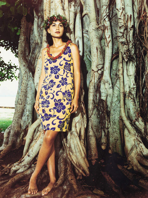 东方人,一个人,站,竖图,室内,白天,正面,裙子,草地,草坪,植物,亚洲,仅一个年轻女性,仅一个女性,仅一个人,连衣裙,服装,装饰,盛开,花环,花蕾,注视,黄种人,草,花,花瓣,花朵,鲜花,树,树木,衣服,绿色,自然,花苞,花蕊,观察,看,靠,靠着,倚靠,站着,服饰,生长,成长,观看,华丽,修饰,点缀,察看,倚着,衣着,穿着,关注,衬托,美观,雅致,雅观,衣饰,年轻女性,女人,女性,亚洲人,站立,彩图,全身