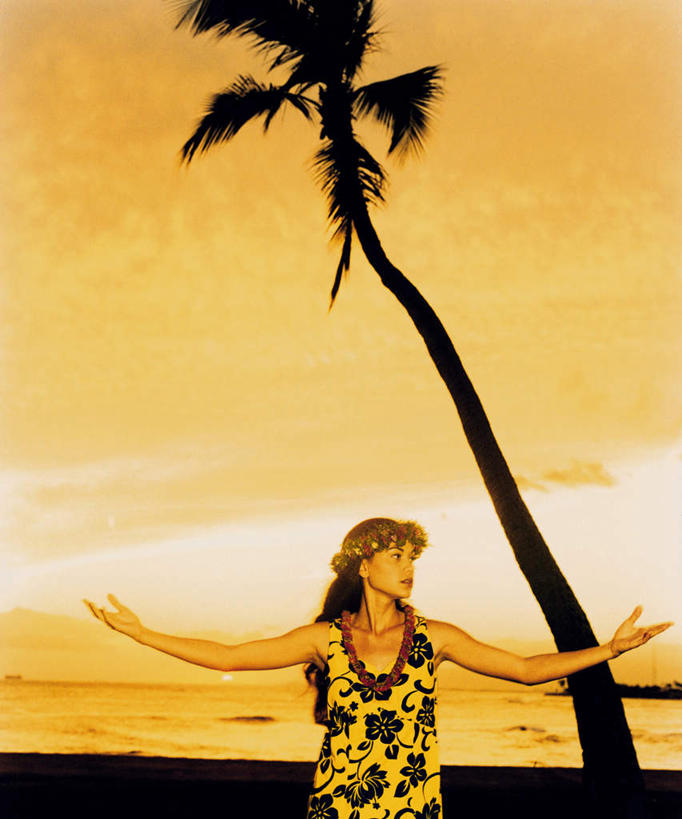 东方人,一个人,跳舞者,站,伸展双臂,竖图,室内,白天,正面,裙子,跳舞,海浪,海洋,日落,沙滩,植物,棕榈树,叶子,亚洲,仅一个年轻女性,仅一个女性,仅一个人,阴影,连衣裙,服装,装饰,盛开,光线,花环,沙子,影子,海岸,浪花,晚霞,霞光,落日,绿叶,沙地,花蕾,扭头,注视,黄种人,花,花瓣,花朵,鲜花,树,树木,衣服,绿色,阳光,自然,海水,黄昏,花苞,花蕊,观察,看,站着,转头,嫩叶,彩霞,服饰,生长,成长,观看,华丽,修饰,点缀,察看,衣着,穿着,关注,草裙舞,舞姿,海景,棕榈叶,衬托,美观,雅致,雅观,衣饰,夕照,年轻女性,女人,女性,亚洲人,叶,叶片,大海,风浪,海,海水的波动,海滩,近岸浪,涌浪,夕阳,舞蹈家,舞蹈演员,舞者,敞开双臂,伸开双臂,展开双肩,站立,张开手臂,张开双臂,半身,彩图,舞蹈,呼拉舞,斜阳