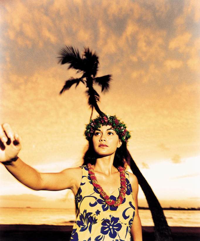 东方人,一个人,跳舞者,站,举,竖图,室内,白天,正面,裙子,跳舞,海浪,海洋,日落,沙滩,植物,棕榈树,叶子,亚洲,仅一个年轻女性,仅一个女性,仅一个人,阴影,连衣裙,服装,装饰,盛开,光线,花环,沙子,影子,海岸,浪花,晚霞,霞光,落日,绿叶,沙地,花蕾,注视,黄种人,花,花瓣,花朵,鲜花,树,树木,衣服,绿色,阳光,自然,海水,黄昏,花苞,花蕊,观察,看,托,站着,嫩叶,彩霞,服饰,生长,成长,观看,华丽,修饰,点缀,察看,衣着,穿着,关注,草裙舞,舞姿,海景,棕榈叶,衬托,美观,雅致,雅观,衣饰,夕照,年轻女性,女人,女性,亚洲人,叶,叶片,大海,风浪,海,海水的波动,海滩,近岸浪,涌浪,夕阳,舞蹈家,舞蹈演员,舞者,举起,举手,举着,向上举,向上伸,向上托,站立,半身,彩图,舞蹈,呼拉舞,斜阳