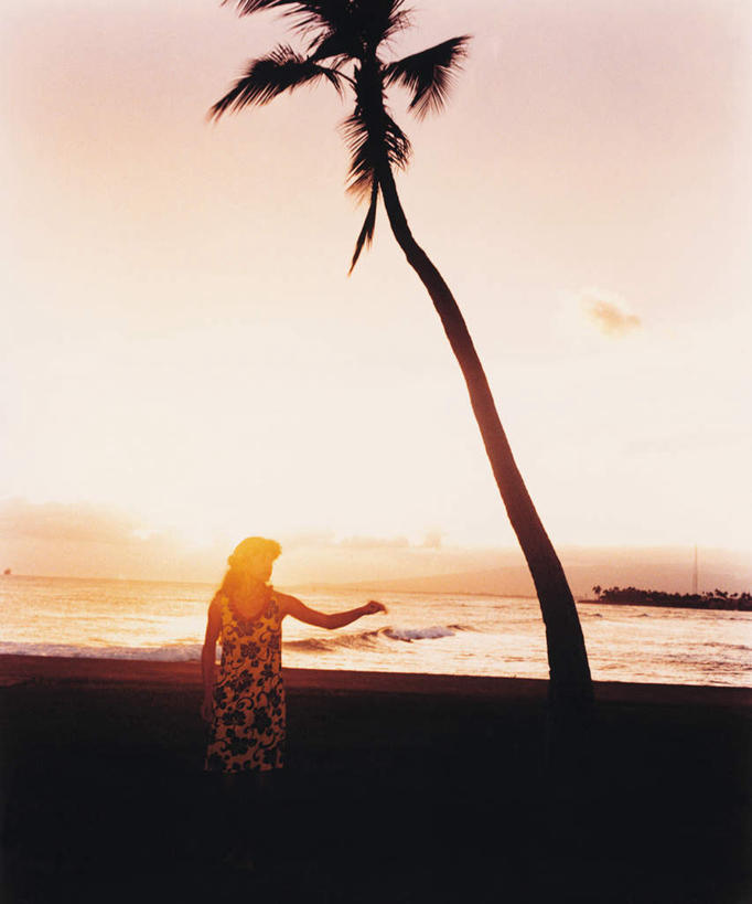 东方人,一个人,跳舞者,站,伸展双臂,竖图,室内,白天,正面,裙子,跳舞,海浪,海洋,日落,沙滩,植物,棕榈树,叶子,亚洲,仅一个年轻女性,仅一个女性,仅一个人,阴影,连衣裙,服装,装饰,盛开,光线,花环,沙子,影子,海岸,浪花,晚霞,霞光,落日,绿叶,沙地,背光,花蕾,注视,黄种人,花,花瓣,花朵,鲜花,树,树木,衣服,绿色,阳光,自然,海水,黄昏,花苞,花蕊,观察,看,站着,嫩叶,彩霞,服饰,生长,成长,观看,华丽,修饰,点缀,察看,衣着,穿着,关注,草裙舞,舞姿,逆光,海景,棕榈叶,衬托,美观,雅致,雅观,衣饰,夕照,年轻女性,女人,女性,亚洲人,叶,叶片,大海,风浪,海,海水的波动,海滩,近岸浪,涌浪,夕阳,舞蹈家,舞蹈演员,舞者,敞开双臂,伸开双臂,展开双肩,站立,张开手臂,张开双臂,彩图,全身,舞蹈,呼拉舞,斜阳