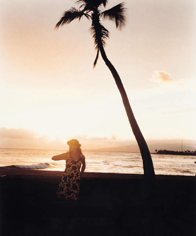 东方人,一个人,跳舞者,站,举,竖图,室内,白天,正面,裙子,跳舞,海浪,海洋,日落,沙滩,植物,棕榈树,叶子,亚洲,仅一个年轻女性,仅一个女性,仅一个人,阴影,连衣裙,服装,装饰,盛开,光线,花环,沙子,影子,海岸,浪花,晚霞,霞光,落日,绿叶,沙地,背光,花蕾,注视,黄种人,花,花瓣,花朵,鲜花,树,树木,衣服,绿色,阳光,自然,海水,黄昏,花苞,花蕊,观察,看,托,站着,嫩叶,彩霞,服饰,生长,成长,观看,华丽,修饰,点缀,察看,衣着,穿着,关注,草裙舞,舞姿,逆光,海景,棕榈叶,衬托,美观,雅致,雅观,衣饰,夕照,年轻女性,女人,女性,亚洲人,叶,叶片,大海,风浪,海,海水的波动,海滩,近岸浪,涌浪,夕阳,舞蹈家,舞蹈演员,舞者,举起,举手,举着,向上举,向上伸,向上托,站立,彩图,全身,舞蹈,呼拉舞,斜阳