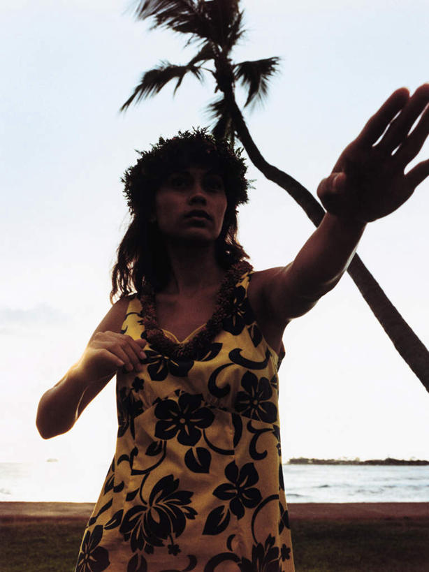 东方人,一个人,跳舞者,站,举,竖图,室内,白天,正面,裙子,跳舞,海浪,海洋,沙滩,植物,棕榈树,叶子,亚洲,仅一个年轻女性,仅一个女性,仅一个人,阴影,连衣裙,服装,装饰,盛开,光线,花环,沙子,影子,海岸,浪花,云,云朵,绿叶,沙地,花蕾,云彩,注视,黄种人,花,花瓣,花朵,鲜花,树,树木,衣服,蓝色,绿色,白云,蓝天,天空,阳光,自然,海水,天,花苞,花蕊,观察,看,托,站着,嫩叶,服饰,生长,晴朗,成长,观看,华丽,修饰,点缀,察看,衣着,穿着,关注,草裙舞,舞姿,海景,棕榈叶,衬托,美观,雅致,雅观,衣饰,年轻女性,女人,女性,亚洲人,叶,叶片,大海,风浪,海,海水的波动,海滩,近岸浪,涌浪,晴空,舞蹈家,舞蹈演员,舞者,举起,举手,举着,向上举,向上伸,向上托,站立,半身,彩图,舞蹈,呼拉舞