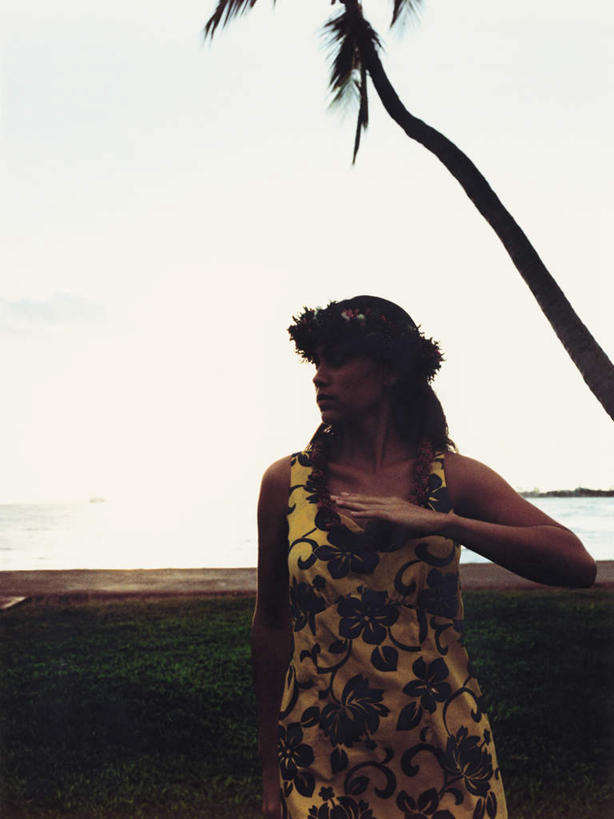 东方人,一个人,跳舞者,站,竖图,室内,白天,正面,裙子,跳舞,海浪,海洋,沙滩,植物,棕榈树,叶子,亚洲,仅一个年轻女性,仅一个女性,仅一个人,阴影,连衣裙,服装,装饰,盛开,光线,花环,沙子,影子,海岸,浪花,绿叶,沙地,花蕾,注视,黄种人,花,花瓣,花朵,鲜花,树,树木,衣服,蓝色,绿色,蓝天,天空,阳光,自然,海水,天,花苞,花蕊,观察,看,站着,嫩叶,服饰,生长,晴朗,成长,观看,华丽,修饰,点缀,察看,衣着,穿着,关注,草裙舞,舞姿,海景,棕榈叶,万里无云,衬托,美观,雅致,雅观,衣饰,年轻女性,女人,女性,亚洲人,叶,叶片,大海,风浪,海,海水的波动,海滩,近岸浪,涌浪,晴空,晴空万里,舞蹈家,舞蹈演员,舞者,站立,半身,彩图,舞蹈,呼拉舞