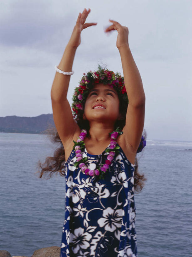 东方人,儿童,一个人,跳舞者,站,举,笑,微笑,露齿笑,竖图,室内,白天,正面,裙子,跳舞,纯洁,海浪,海洋,石头,山,山脉,亚洲,仅一个女性,仅一个人,阴影,连衣裙,服装,装饰,盛开,光线,花环,石子,影子,浪花,山顶,山峰,云,云朵,山峦,花蕾,云彩,注视,黄种人,装饰品,花,花瓣,花朵,鲜花,小孩,衣服,蓝色,白云,蓝天,天空,阳光,海水,饰品,手链,首饰,群山,天,花苞,花蕊,观察,看,托,站着,仅一个小孩,可爱,童年,童趣,服饰,手镯,晴朗,观看,华丽,修饰,点缀,察看,衣着,穿着,关注,草裙舞,镯子,舞姿,海景,童真,烂漫,无邪,沉积岩,衬托,美观,雅致,雅观,衣饰,颠峰,极峰,水成岩,天真,女孩,女人,女性,亚洲人,孩子,大海,风浪,海,海水的波动,近岸浪,石块,岩石,涌浪,晴空,舞蹈家,舞蹈演员,舞者,举起,举手,举着,抬头,向上举,向上伸,向上托,仰头,站立,半身,彩图,舞蹈,呼拉舞,女生