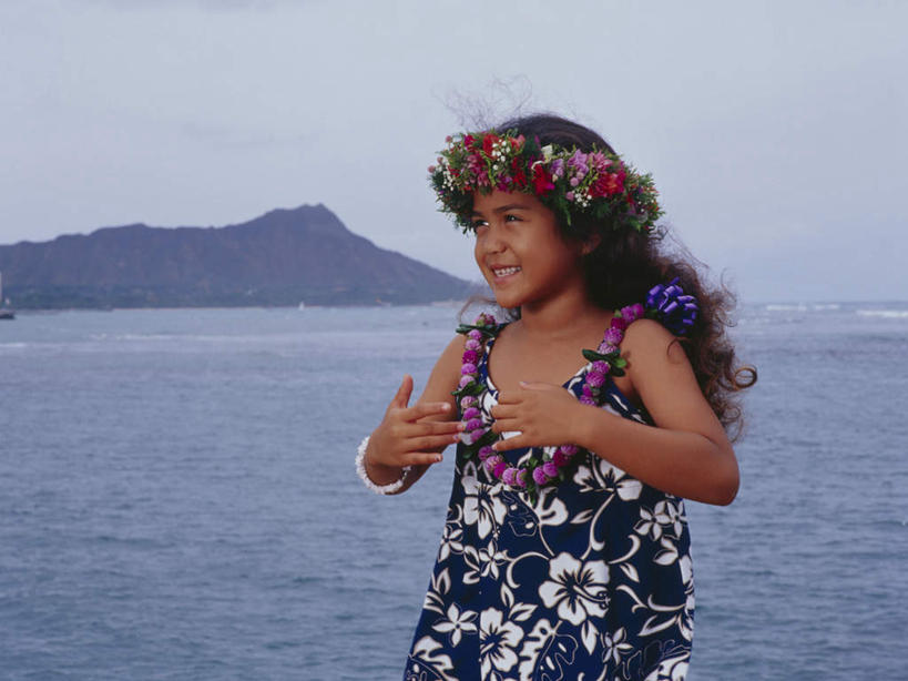 东方人,儿童,一个人,跳舞者,站,笑,微笑,露齿笑,横图,室内,白天,正面,裙子,跳舞,纯洁,海浪,海洋,石头,山,山脉,亚洲,仅一个女性,仅一个人,阴影,连衣裙,服装,装饰,盛开,光线,花环,石子,影子,浪花,山顶,山峰,云,云朵,山峦,花蕾,云彩,注视,黄种人,装饰品,花,花瓣,花朵,鲜花,小孩,衣服,蓝色,白云,蓝天,天空,阳光,海水,饰品,手链,首饰,群山,天,花苞,花蕊,观察,看,站着,仅一个小孩,可爱,童年,童趣,服饰,手镯,晴朗,观看,华丽,修饰,点缀,察看,衣着,穿着,关注,草裙舞,镯子,舞姿,海景,童真,烂漫,无邪,沉积岩,衬托,美观,雅致,雅观,衣饰,颠峰,极峰,水成岩,天真,女孩,女人,女性,亚洲人,孩子,大海,风浪,海,海水的波动,近岸浪,石块,岩石,涌浪,晴空,舞蹈家,舞蹈演员,舞者,站立,半身,彩图,舞蹈,呼拉舞,女生