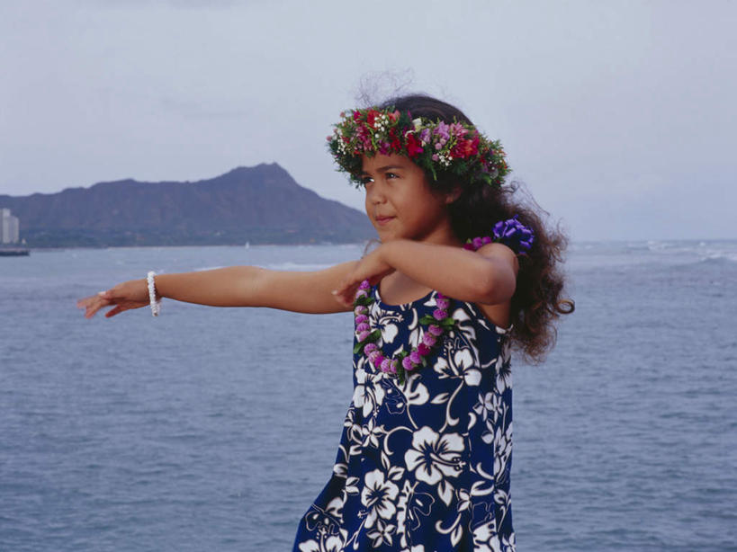 东方人,儿童,一个人,跳舞者,站,伸展双臂,笑,微笑,横图,室内,白天,正面,裙子,跳舞,纯洁,海浪,海洋,石头,山,山脉,亚洲,仅一个女性,仅一个人,阴影,连衣裙,服装,装饰,盛开,光线,花环,石子,影子,浪花,山顶,山峰,云,云朵,山峦,花蕾,云彩,注视,黄种人,装饰品,花,花瓣,花朵,鲜花,小孩,衣服,蓝色,白云,蓝天,天空,阳光,海水,饰品,手链,首饰,群山,天,花苞,花蕊,观察,看,站着,仅一个小孩,可爱,童年,童趣,服饰,手镯,晴朗,观看,华丽,修饰,点缀,察看,衣着,穿着,关注,草裙舞,镯子,舞姿,海景,童真,烂漫,无邪,沉积岩,衬托,美观,雅致,雅观,衣饰,颠峰,极峰,水成岩,天真,女孩,女人,女性,亚洲人,孩子,大海,风浪,海,海水的波动,近岸浪,石块,岩石,涌浪,晴空,舞蹈家,舞蹈演员,舞者,敞开双臂,伸开双臂,展开双肩,站立,张开手臂,张开双臂,半身,彩图,舞蹈,呼拉舞,女生