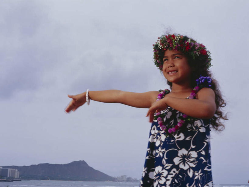 东方人,儿童,一个人,跳舞者,站,伸展双臂,笑,微笑,露齿笑,横图,室内,白天,仰视,裙子,跳舞,纯洁,海浪,海洋,石头,山,山脉,亚洲,仅一个女性,仅一个人,阴影,连衣裙,服装,装饰,盛开,光线,花环,石子,影子,浪花,山顶,山峰,云,云朵,山峦,花蕾,云彩,注视,黄种人,装饰品,花,花瓣,花朵,鲜花,小孩,衣服,蓝色,白云,蓝天,天空,阳光,海水,饰品,手链,首饰,群山,天,花苞,花蕊,观察,看,站着,仅一个小孩,可爱,童年,童趣,服饰,手镯,晴朗,观看,华丽,修饰,点缀,察看,衣着,穿着,关注,草裙舞,镯子,舞姿,海景,童真,烂漫,无邪,沉积岩,衬托,美观,雅致,雅观,衣饰,颠峰,极峰,水成岩,天真,女孩,女人,女性,亚洲人,孩子,大海,风浪,海,海水的波动,近岸浪,石块,岩石,涌浪,晴空,舞蹈家,舞蹈演员,舞者,敞开双臂,伸开双臂,展开双肩,站立,张开手臂,张开双臂,半身,彩图,低角度拍摄,舞蹈,呼拉舞,女生