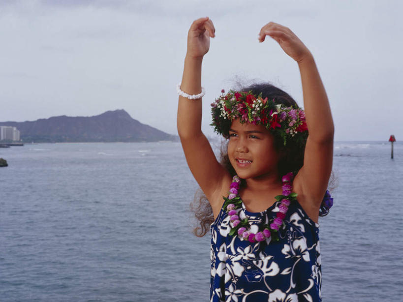 东方人,儿童,一个人,跳舞者,站,举,笑,微笑,露齿笑,横图,室内,白天,正面,裙子,跳舞,纯洁,海浪,海洋,石头,山,山脉,亚洲,仅一个女性,仅一个人,阴影,连衣裙,服装,装饰,盛开,光线,花环,石子,影子,浪花,山顶,山峰,云,云朵,山峦,花蕾,云彩,注视,黄种人,装饰品,花,花瓣,花朵,鲜花,小孩,衣服,蓝色,白云,蓝天,天空,阳光,海水,饰品,手链,首饰,群山,天,花苞,花蕊,观察,看,托,站着,仅一个小孩,可爱,童年,童趣,服饰,手镯,晴朗,观看,华丽,修饰,点缀,察看,衣着,穿着,关注,草裙舞,镯子,舞姿,海景,童真,烂漫,无邪,沉积岩,衬托,美观,雅致,雅观,衣饰,颠峰,极峰,水成岩,天真,女孩,女人,女性,亚洲人,孩子,大海,风浪,海,海水的波动,近岸浪,石块,岩石,涌浪,晴空,舞蹈家,舞蹈演员,舞者,举起,举手,举着,向上举,向上伸,向上托,站立,半身,彩图,舞蹈,呼拉舞,女生