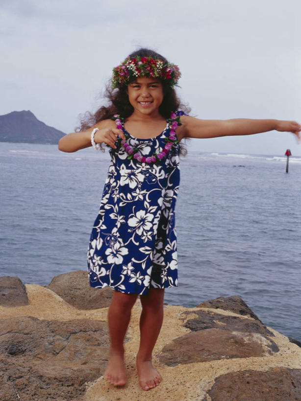 东方人,儿童,一个人,跳舞者,站,伸展双臂,笑,微笑,露齿笑,竖图,室内,白天,正面,裙子,跳舞,纯洁,海浪,海洋,石头,沙滩,山,山脉,亚洲,仅一个女性,仅一个人,阴影,连衣裙,服装,装饰,盛开,光线,花环,沙子,石子,影子,海岸,浪花,山顶,山峰,云,云朵,沙地,山峦,花蕾,云彩,注视,黄种人,装饰品,花,花瓣,花朵,鲜花,小孩,衣服,蓝色,白云,蓝天,天空,阳光,海水,饰品,手链,首饰,群山,天,花苞,花蕊,观察,看,站着,仅一个小孩,可爱,童年,童趣,服饰,手镯,晴朗,观看,华丽,修饰,点缀,察看,衣着,穿着,关注,草裙舞,镯子,舞姿,海景,童真,烂漫,无邪,沉积岩,衬托,美观,雅致,雅观,衣饰,颠峰,极峰,水成岩,天真,女孩,女人,女性,亚洲人,孩子,大海,风浪,海,海水的波动,海滩,近岸浪,石块,岩石,涌浪,晴空,舞蹈家,舞蹈演员,舞者,敞开双臂,伸开双臂,展开双肩,站立,张开手臂,张开双臂,彩图,全身,舞蹈,呼拉舞,女生