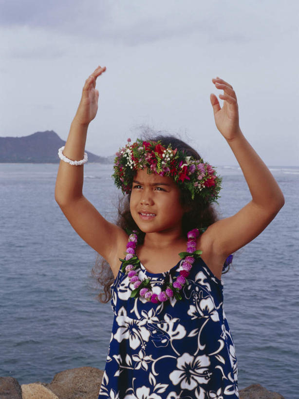 东方人,儿童,一个人,跳舞者,站,举,竖图,室内,白天,正面,裙子,跳舞,纯洁,海浪,海洋,石头,山,山脉,亚洲,仅一个女性,仅一个人,阴影,连衣裙,服装,装饰,盛开,光线,花环,石子,影子,浪花,山顶,山峰,云,云朵,山峦,花蕾,云彩,注视,黄种人,装饰品,花,花瓣,花朵,鲜花,小孩,衣服,蓝色,白云,蓝天,天空,阳光,海水,饰品,手链,首饰,群山,天,花苞,花蕊,观察,看,托,站着,仅一个小孩,可爱,童年,童趣,服饰,手镯,晴朗,观看,华丽,修饰,点缀,察看,衣着,穿着,关注,草裙舞,镯子,舞姿,海景,童真,烂漫,无邪,沉积岩,衬托,美观,雅致,雅观,衣饰,颠峰,极峰,水成岩,天真,女孩,女人,女性,亚洲人,孩子,大海,风浪,海,海水的波动,近岸浪,石块,岩石,涌浪,晴空,舞蹈家,舞蹈演员,舞者,举起,举手,举着,向上举,向上伸,向上托,站立,半身,彩图,舞蹈,呼拉舞,女生