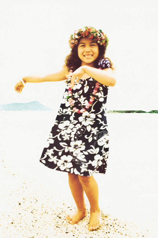 东方人,儿童,一个人,跳舞者,站,伸展双臂,笑,微笑,露齿笑,竖图,室内,白天,正面,裙子,跳舞,纯洁,海浪,海洋,石头,沙滩,山,山脉,亚洲,仅一个女性,仅一个人,连衣裙,服装,装饰,盛开,花环,沙子,石子,海岸,浪花,山峰,沙地,山峦,花蕾,注视,黄种人,装饰品,花,花瓣,花朵,鲜花,小孩,衣服,海水,饰品,手链,首饰,群山,花苞,花蕊,观察,看,站着,仅一个小孩,可爱,童年,童趣,服饰,手镯,观看,华丽,修饰,点缀,察看,衣着,穿着,关注,草裙舞,镯子,舞姿,海景,童真,烂漫,无邪,沉积岩,衬托,美观,雅致,雅观,衣饰,水成岩,天真,女孩,女人,女性,亚洲人,孩子,大海,风浪,海,海水的波动,海滩,近岸浪,石块,岩石,涌浪,舞蹈家,舞蹈演员,舞者,敞开双臂,伸开双臂,展开双肩,站立,张开手臂,张开双臂,彩图,全身,舞蹈,呼拉舞,女生