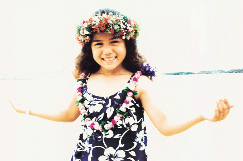 东方人,儿童,一个人,跳舞者,站,伸展双臂,笑,微笑,露齿笑,横图,室内,白天,正面,裙子,跳舞,纯洁,海浪,海洋,亚洲,仅一个女性,仅一个人,连衣裙,服装,装饰,盛开,花环,浪花,花蕾,注视,黄种人,装饰品,花,花瓣,花朵,鲜花,小孩,衣服,海水,饰品,手链,首饰,花苞,花蕊,观察,看,站着,仅一个小孩,可爱,童年,童趣,服饰,手镯,观看,华丽,修饰,点缀,察看,衣着,穿着,关注,草裙舞,镯子,舞姿,海景,童真,烂漫,无邪,衬托,美观,雅致,雅观,衣饰,天真,女孩,女人,女性,亚洲人,孩子,大海,风浪,海,海水的波动,近岸浪,涌浪,舞蹈家,舞蹈演员,舞者,敞开双臂,伸开双臂,展开双肩,站立,张开手臂,张开双臂,半身,彩图,舞蹈,呼拉舞,女生