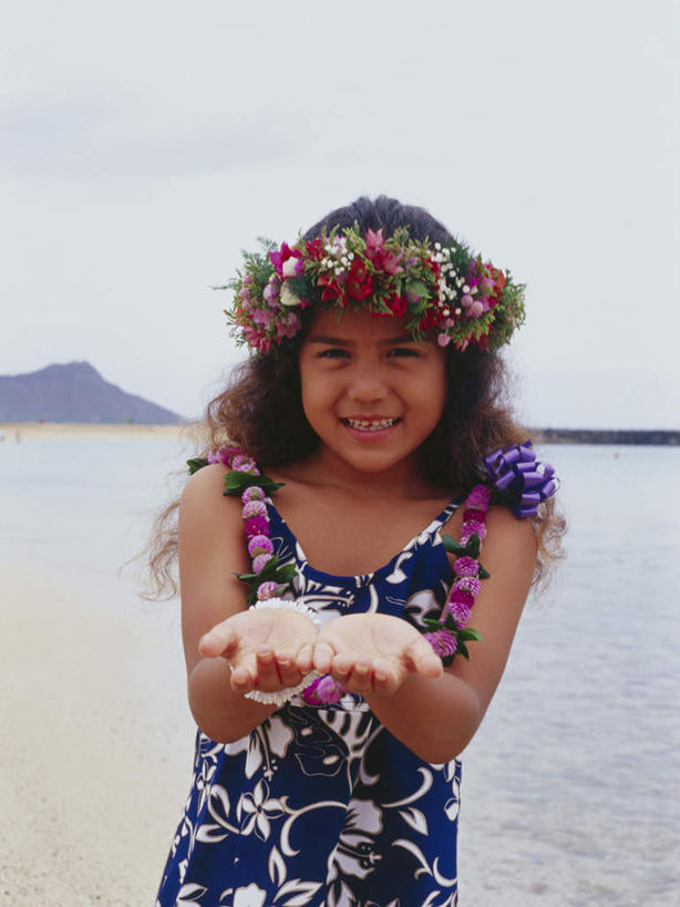 东方人,儿童,一个人,站,捧,笑,微笑,露齿笑,竖图,室内,白天,正面,裙子,纯洁,海浪,海洋,石头,沙滩,山,山脉,亚洲,仅一个女性,仅一个人,阴影,连衣裙,服装,装饰,盛开,光线,花环,沙子,石子,影子,海岸,浪花,山峰,云,云朵,沙地,山峦,花蕾,云彩,注视,黄种人,装饰品,花,花瓣,花朵,鲜花,小孩,衣服,蓝色,白云,蓝天,天空,阳光,海水,饰品,手链,首饰,群山,天,花苞,花蕊,观察,看,站着,仅一个小孩,可爱,童年,童趣,服饰,手镯,晴朗,观看,华丽,修饰,点缀,察看,衣着,穿着,关注,镯子,海景,童真,烂漫,无邪,沉积岩,衬托,美观,雅致,雅观,衣饰,水成岩,天真,女孩,女人,女性,亚洲人,孩子,大海,风浪,海,海水的波动,海滩,近岸浪,石块,岩石,涌浪,晴空,端,端着,捧着,手捧,站立,半身,彩图,女生