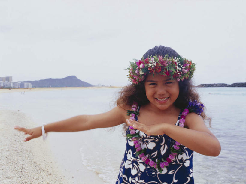 东方人,儿童,一个人,跳舞者,站,笑,微笑,露齿笑,横图,室内,白天,正面,裙子,跳舞,纯洁,海浪,海洋,石头,沙滩,山,山脉,亚洲,仅一个女性,仅一个人,阴影,连衣裙,服装,装饰,盛开,光线,花环,沙子,石子,影子,海岸,浪花,山峰,沙地,山峦,花蕾,注视,黄种人,装饰品,花,花瓣,花朵,鲜花,小孩,衣服,蓝色,蓝天,天空,阳光,海水,饰品,手链,首饰,群山,天,花苞,花蕊,观察,看,站着,仅一个小孩,可爱,童年,童趣,服饰,手镯,晴朗,观看,华丽,修饰,点缀,察看,衣着,穿着,关注,草裙舞,镯子,舞姿,海景,童真,烂漫,无邪,沉积岩,万里无云,衬托,美观,雅致,雅观,衣饰,水成岩,天真,女孩,女人,女性,亚洲人,孩子,大海,风浪,海,海水的波动,海滩,近岸浪,石块,岩石,涌浪,晴空,晴空万里,舞蹈家,舞蹈演员,舞者,站立,半身,彩图,舞蹈,呼拉舞,女生