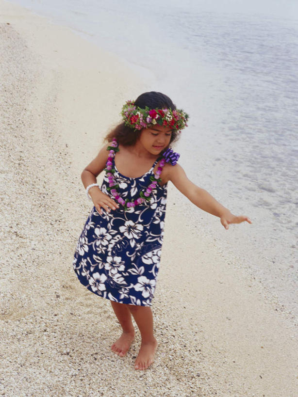 东方人,儿童,一个人,跳舞者,站,笑,微笑,露齿笑,竖图,俯视,室内,白天,裙子,跳舞,纯洁,海浪,海洋,沙滩,亚洲,仅一个女性,仅一个人,连衣裙,服装,装饰,盛开,花环,沙子,海岸,浪花,沙地,花蕾,注视,黄种人,装饰品,花,花瓣,花朵,鲜花,小孩,衣服,海水,饰品,手链,首饰,花苞,花蕊,观察,看,站着,仅一个小孩,可爱,童年,童趣,服饰,手镯,观看,华丽,修饰,点缀,察看,衣着,穿着,关注,草裙舞,镯子,舞姿,海景,童真,烂漫,无邪,衬托,美观,雅致,雅观,衣饰,天真,女孩,女人,女性,亚洲人,孩子,大海,风浪,海,海水的波动,海滩,近岸浪,涌浪,舞蹈家,舞蹈演员,舞者,站立,彩图,高角度拍摄,全身,舞蹈,呼拉舞,女生