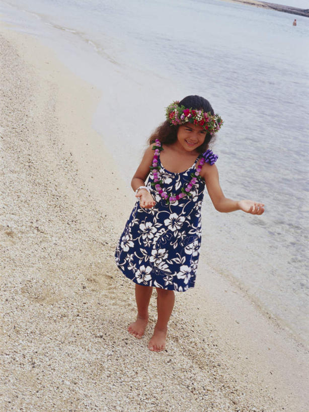 东方人,儿童,一个人,跳舞者,站,笑,微笑,露齿笑,竖图,俯视,室内,白天,裙子,跳舞,纯洁,海浪,海洋,沙滩,亚洲,仅一个女性,仅一个人,连衣裙,服装,装饰,盛开,花环,沙子,海岸,浪花,沙地,花蕾,注视,黄种人,装饰品,花,花瓣,花朵,鲜花,小孩,衣服,海水,饰品,手链,首饰,花苞,花蕊,观察,看,站着,仅一个小孩,可爱,童年,童趣,服饰,手镯,观看,华丽,修饰,点缀,察看,衣着,穿着,关注,草裙舞,镯子,舞姿,海景,童真,烂漫,无邪,衬托,美观,雅致,雅观,衣饰,天真,女孩,女人,女性,亚洲人,孩子,大海,风浪,海,海水的波动,海滩,近岸浪,涌浪,舞蹈家,舞蹈演员,舞者,站立,彩图,高角度拍摄,全身,舞蹈,呼拉舞,女生