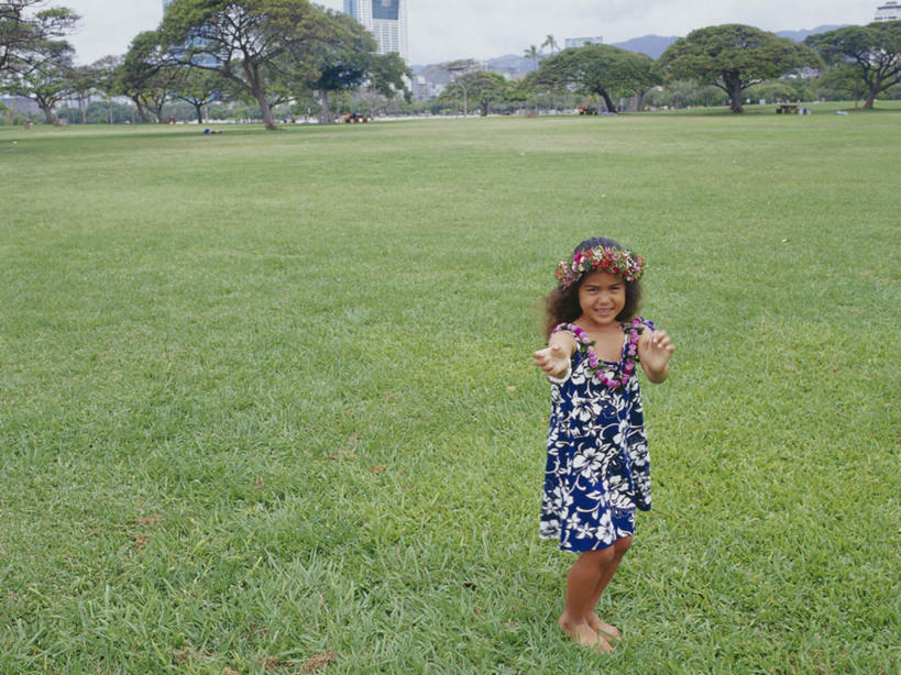 东方人,儿童,一个人,跳舞者,站,笑,微笑,露齿笑,横图,俯视,室内,白天,裙子,跳舞,纯洁,草地,草坪,植物,亚洲,仅一个女性,仅一个人,阴影,连衣裙,服装,装饰,盛开,光线,花环,影子,花蕾,注视,黄种人,装饰品,草,花,花瓣,花朵,鲜花,树,树木,小孩,衣服,蓝色,绿色,蓝天,天空,阳光,自然,饰品,手链,首饰,天,花苞,花蕊,观察,看,站着,仅一个小孩,可爱,童年,童趣,服饰,手镯,生长,晴朗,成长,观看,华丽,修饰,点缀,察看,衣着,穿着,关注,草裙舞,镯子,舞姿,童真,烂漫,无邪,万里无云,衬托,美观,雅致,雅观,衣饰,天真,女孩,女人,女性,亚洲人,孩子,晴空,晴空万里,舞蹈家,舞蹈演员,舞者,站立,彩图,高角度拍摄,全身,舞蹈,呼拉舞,女生