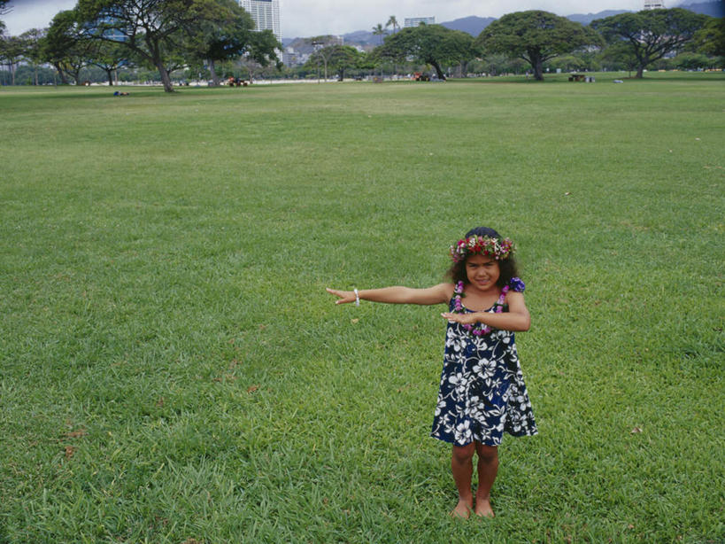 东方人,儿童,一个人,跳舞者,站,笑,微笑,露齿笑,横图,俯视,室内,白天,裙子,跳舞,纯洁,草地,草坪,植物,亚洲,仅一个女性,仅一个人,阴影,连衣裙,服装,装饰,盛开,光线,花环,影子,花蕾,注视,黄种人,装饰品,草,花,花瓣,花朵,鲜花,树,树木,小孩,衣服,蓝色,绿色,蓝天,天空,阳光,自然,饰品,手链,首饰,天,花苞,花蕊,观察,看,站着,仅一个小孩,可爱,童年,童趣,服饰,手镯,生长,晴朗,成长,观看,华丽,修饰,点缀,察看,衣着,穿着,关注,草裙舞,镯子,舞姿,童真,烂漫,无邪,万里无云,衬托,美观,雅致,雅观,衣饰,天真,女孩,女人,女性,亚洲人,孩子,晴空,晴空万里,舞蹈家,舞蹈演员,舞者,站立,彩图,高角度拍摄,全身,舞蹈,呼拉舞,女生