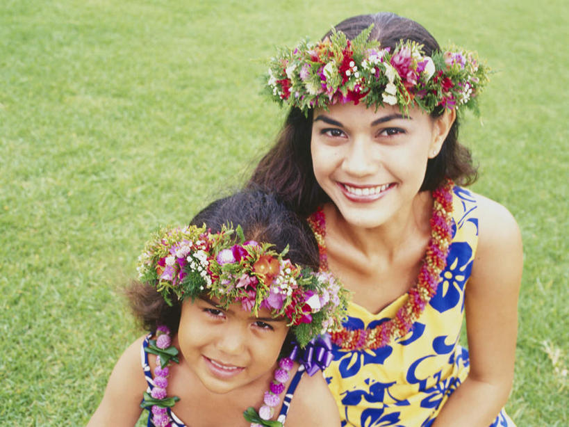 东方人,儿童,两个人,家庭,母亲,女儿,坐,笑,微笑,露齿笑,横图,俯视,室内,白天,裙子,纯洁,草地,草坪,植物,亚洲,连衣裙,服装,装饰,盛开,花环,花蕾,注视,黄种人,草,花,花瓣,花朵,鲜花,小孩,衣服,绿色,花苞,花蕊,观察,看,温暖,温馨,母女,一家人,可爱,母爱,童年,童趣,服饰,观看,华丽,修饰,点缀,和睦,察看,衣着,穿着,关注,童真,烂漫,无邪,衬托,美观,雅致,雅观,衣饰,天真,年轻女性,女孩,女人,女性,亚洲人,孩子,年轻人,抬头,仰头,坐着,半身,彩图,高角度拍摄,融洽,女生