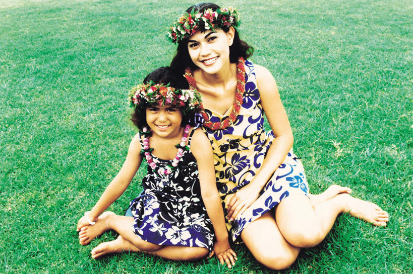 东方人,儿童,两个人,家庭,母亲,女儿,坐,笑,微笑,露齿笑,横图,俯视,室内,白天,裙子,纯洁,草地,草坪,植物,亚洲,连衣裙,服装,装饰,盛开,花环,花蕾,注视,黄种人,草,花,花瓣,花朵,鲜花,小孩,衣服,绿色,花苞,花蕊,观察,看,温暖,温馨,母女,一家人,可爱,母爱,童年,童趣,服饰,观看,华丽,修饰,点缀,和睦,察看,衣着,穿着,关注,童真,烂漫,无邪,衬托,美观,雅致,雅观,衣饰,天真,年轻女性,女孩,女人,女性,亚洲人,孩子,年轻人,抬头,仰头,坐着,彩图,高角度拍摄,全身,融洽,女生