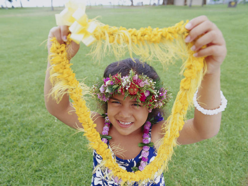 东方人,儿童,一个人,站,举,笑,微笑,露齿笑,横图,俯视,室内,白天,裙子,纯洁,草地,草坪,植物,亚洲,仅一个女性,仅一个人,握,连衣裙,服装,装饰,盛开,花环,拿,花蕾,拿着,注视,黄种人,装饰品,草,花,花瓣,花朵,鲜花,小孩,衣服,绿色,饰品,手链,首饰,花苞,花蕊,观察,看,托,站着,仅一个小孩,可爱,童年,童趣,握着,服饰,手镯,观看,华丽,修饰,点缀,察看,衣着,穿着,关注,镯子,童真,烂漫,无邪,衬托,美观,雅致,雅观,衣饰,天真,女孩,女人,女性,亚洲人,孩子,举起,举手,举着,抬头,向上举,向上伸,向上托,仰头,站立,半身,彩图,高角度拍摄,女生