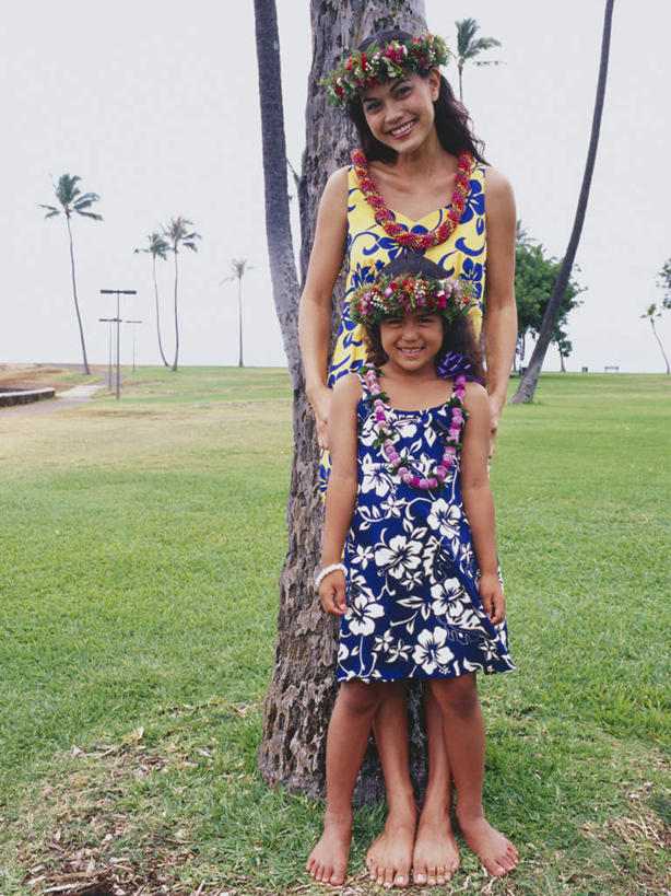 东方人,儿童,两个人,家庭,母亲,女儿,站,笑,微笑,露齿笑,竖图,室内,白天,正面,裙子,纯洁,草地,草坪,植物,亚洲,连衣裙,服装,装饰,盛开,花环,花蕾,注视,黄种人,草,花,花瓣,花朵,鲜花,树,树木,小孩,衣服,绿色,自然,花苞,花蕊,观察,看,靠,靠着,倚靠,站着,温暖,温馨,母女,一家人,可爱,母爱,童年,童趣,服饰,生长,成长,观看,华丽,修饰,点缀,和睦,察看,倚着,衣着,穿着,关注,童真,烂漫,无邪,衬托,美观,雅致,雅观,衣饰,天真,年轻女性,女孩,女人,女性,亚洲人,孩子,年轻人,站立,彩图,全身,融洽,女生