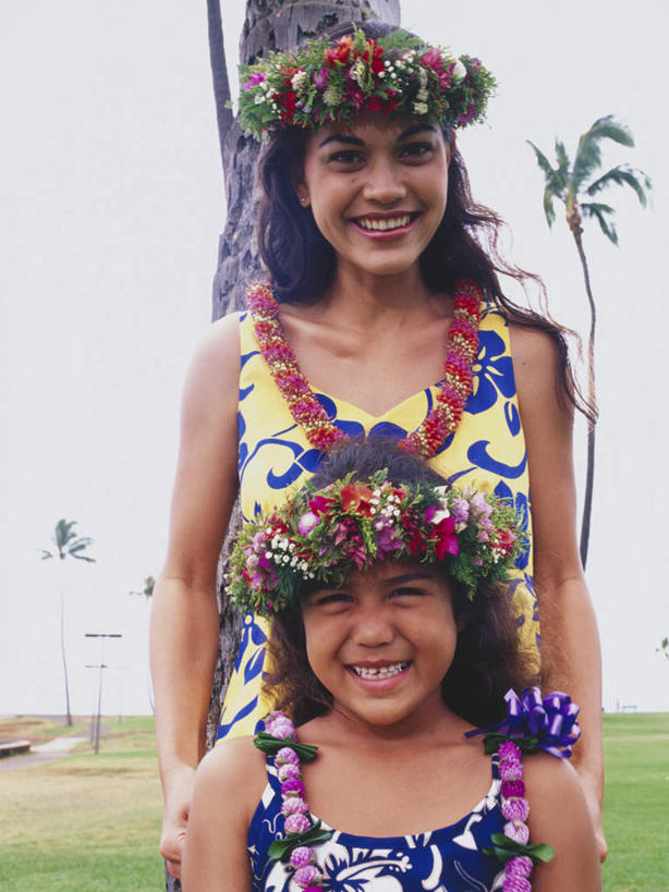 东方人,儿童,两个人,家庭,母亲,女儿,站,笑,微笑,露齿笑,竖图,室内,白天,正面,裙子,纯洁,草地,草坪,植物,亚洲,连衣裙,服装,装饰,盛开,花环,花蕾,注视,黄种人,草,花,花瓣,花朵,鲜花,树,树木,小孩,衣服,绿色,自然,花苞,花蕊,观察,看,靠,靠着,倚靠,站着,温暖,温馨,母女,一家人,可爱,母爱,童年,童趣,服饰,生长,成长,观看,华丽,修饰,点缀,和睦,察看,倚着,衣着,穿着,关注,童真,烂漫,无邪,衬托,美观,雅致,雅观,衣饰,天真,年轻女性,女孩,女人,女性,亚洲人,孩子,年轻人,站立,半身,彩图,融洽,女生