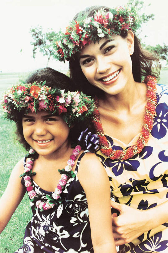 东方人,儿童,两个人,家庭,母亲,女儿,坐,笑,微笑,露齿笑,竖图,室内,白天,正面,裙子,纯洁,草地,草坪,植物,亚洲,连衣裙,服装,装饰,盛开,花环,花蕾,注视,黄种人,草,花,花瓣,花朵,鲜花,树,树木,小孩,衣服,绿色,自然,花苞,花蕊,观察,看,温暖,温馨,母女,一家人,可爱,母爱,童年,童趣,服饰,生长,成长,观看,华丽,修饰,点缀,和睦,察看,衣着,穿着,关注,童真,烂漫,无邪,衬托,美观,雅致,雅观,衣饰,天真,年轻女性,女孩,女人,女性,亚洲人,孩子,年轻人,坐着,半身,彩图,融洽,女生